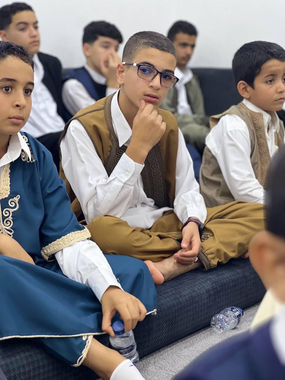 طالب يتابع بتركيز خلال حلقة تحفيظ القرآن