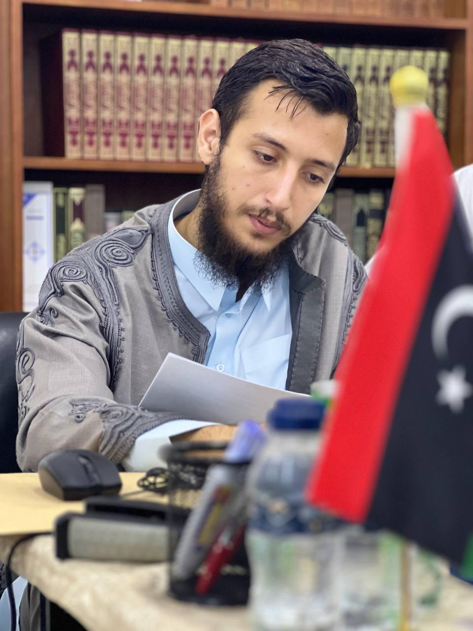 أحد أعضاء اللجنة يراجع أوراق التحكيم