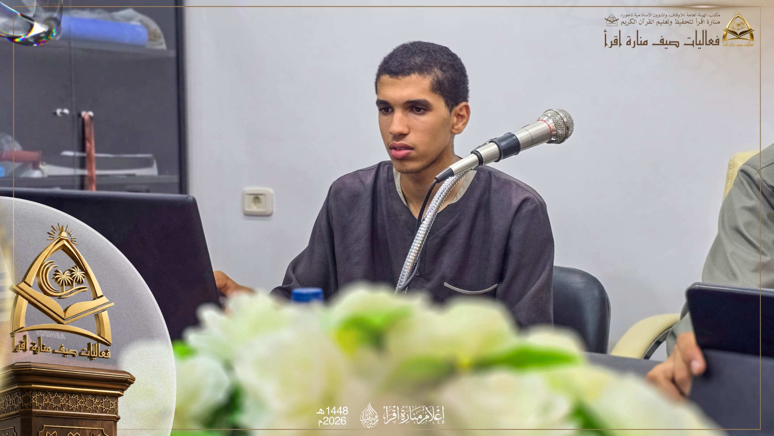 أحد أعضاء فريق العمل أثناء الاجتماع